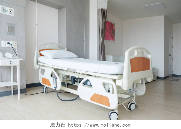 空旷的医院病床特写医院客房配有床铺和舒适的医疗设施